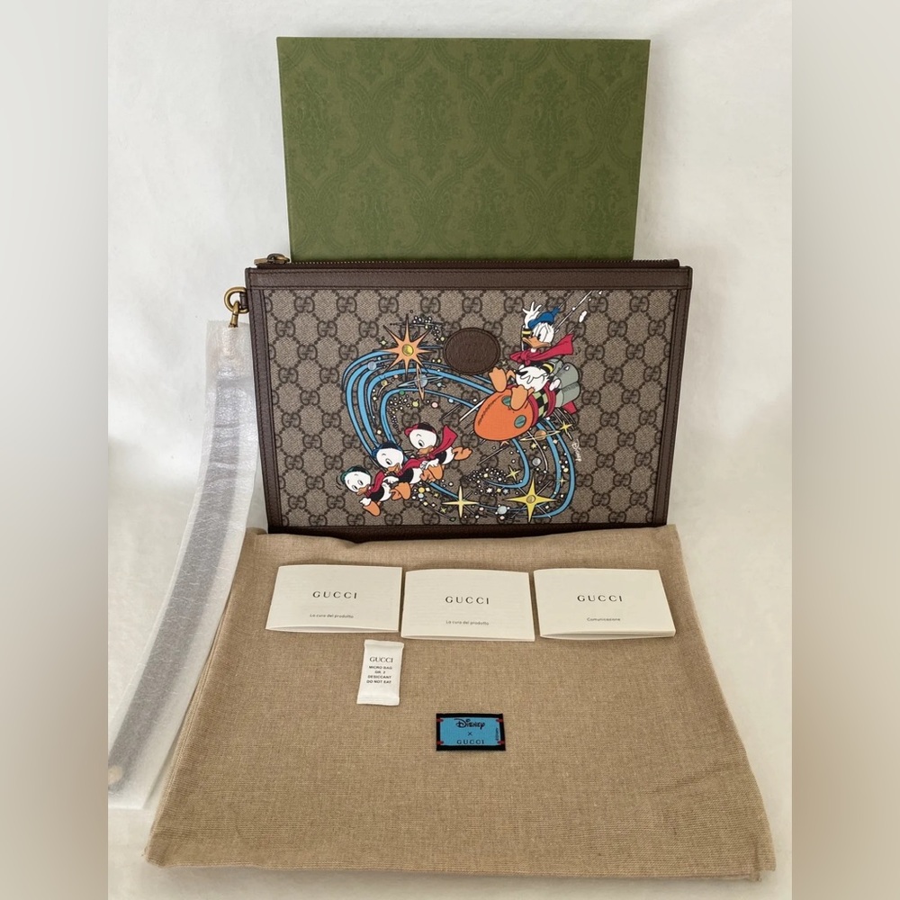 Disney x GUCCI BRAND NEW DONALD DUCK WRISTLET CLUTCH LOGO BAG Retired RARE